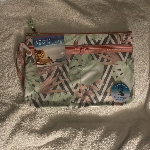 New Water Resistance Beach Case w/touchscreen pockets! Hold wet suit and phone - Picture 5 of 13